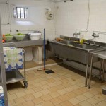 Une salle de lavage des aliments pour la cuisine du château