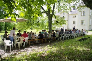 Repas de fête en bordure du Parc du Château de Saint Bonnet de Valclérieux