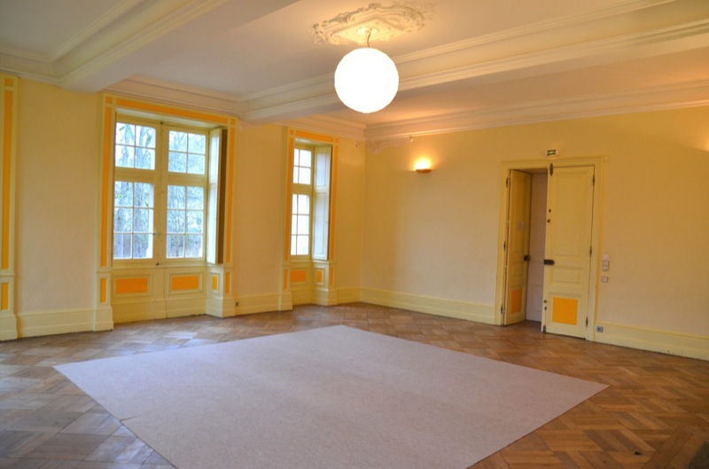 La pelouse reçoit des tables lors des réceptions